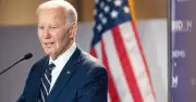 Joe Biden retuvo documentos clasificados y reveló información secreta, según audios