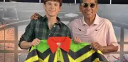 Jorge Campos sorprende a Tom Holland con camiseta multicolor