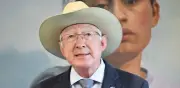 Ken Salazar niega intromisión de EU en secuestro de El Mayo y nexos con AMLO