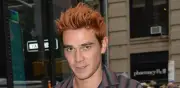 KJ Apa revela su lucha con la comida y la adicción en 'Riverdale'