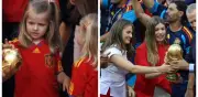 Leonor y Sofía repiten foto con la Copa del Mundo 16 años después