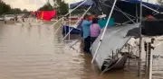 Lluvia en Hidalgo inunda tianguis y arrastra mercancía de comerciantes