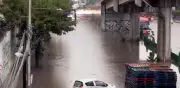 Lluvia intensa inunda vialidades en Ecatepec, Tultepec y Coacalco