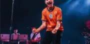 Louis Tomlinson genera polémica al incitar abucheos contra México en pleno concierto