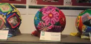 Metro CDMX exhibe 42 balones artesanales en Pino Suárez por Mundial Social 2026