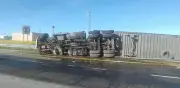 Muere chofer de tráiler tras volcadura en el Arco Norte, Calpulalpan
