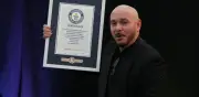 Pitbull logra récord Guinness en Londres con 22 mil fans usando calvas postizas