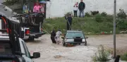 Policía rescata a conductor arrastrado por corriente en Saltillo, Coahuila