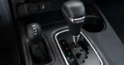 Por qué algunas camionetas tienen dos palancas y qué función cumple cada una