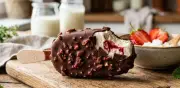 Prepara paletas tipo Magnum con kéfir y mermelada de fresa