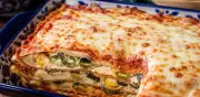 Receta fácil de pastel azteca de rajas poblanas para fin de quincena