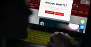 Reino Unido propone toque de queda y límite de scroll infinito para adolescentes