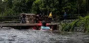 Rescatan a pareja arrastrada por río tras fuertes lluvias en Tlaxcala