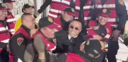 Salt Bae 'vuela' con policías tras México vs. Inglaterra; autoridades alertan sobre riesgos