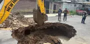 Socavón de 5 metros en Nezahualcóyotl por ruptura de drenaje