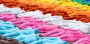 Spencer Tunick forma bandera LGBTQ+ con 500 desnudos en Las Palmas