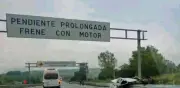 Tragedia en México-Querétaro: barra de contención atraviesa auto; 2 muertos