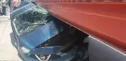 Tráiler aplasta auto donde iba quinceañera y chambelanes