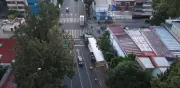 Tráiler vuelca por exceso de velocidad en Eje 6 Sur, CDMX; afectación vial hasta tarde