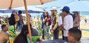 Turistas denuncian abusos en cobros de alimentos y playa en Acapulco