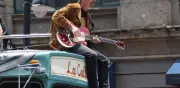 U2 convierte calle de CDMX en escenario de su regreso con video 'Street of Dreams'