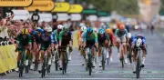 Van der Poel gana en los Campos Elíseos en un sprint milimétrico ante Pogacar