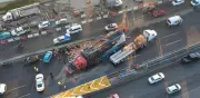 Volcadura de tráiler con garrafones de agua causa caos vial en CDMX