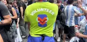 Voluntario venezolano vende uniforme FIFA para comprar víveres a aficionados