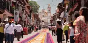 Xico transforma sus calles con alfombra de aserrín de más de un kilómetro
