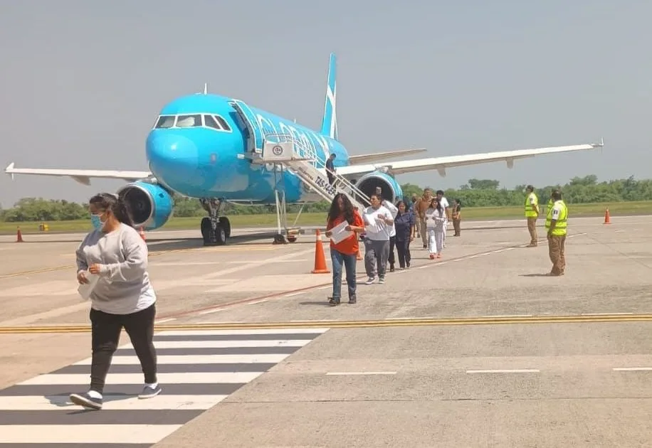 Arriban 712 mexicanos deportados desde Estados Unidos al Aeropuerto Internacional de Tapachula