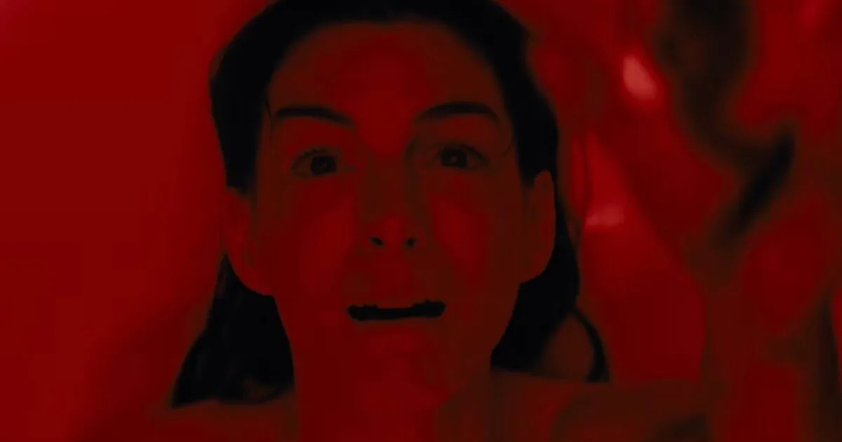 Anne Hathaway debuta como cantante con 'Burial' para la película 'Mother Mary'