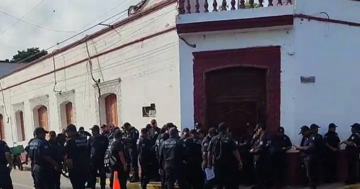 Policías toman el Palacio Municipal de Jonuta por recortes salariales y falta de equipo