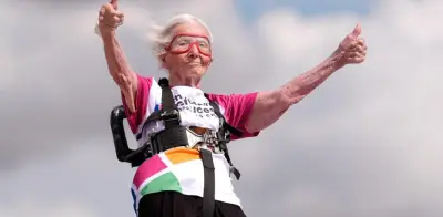 Betty Bromage, de 97 años, rompe récord Guinness al caminar en ala de avión