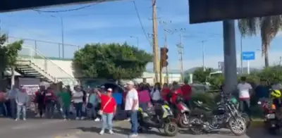 Bloquean carretera en Jiutepec por clínica 'pirata' y desvío de recursos