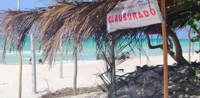 Clausuran palapas irregulares en playa de Chuburná, Yucatán
