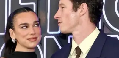 Dua Lipa y Callum Turner deslumbran en su primera alfombra roja como esposos