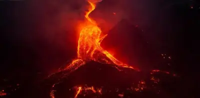 Erupción del Etna atrae a miles de turistas pese a riesgos y restricciones