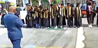Graduación histórica: niños que aprendieron a leer frente a una pantalla terminan primaria