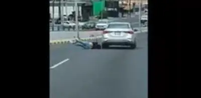 Mujer es arrastrada por auto en Monterrey; queda inconsciente