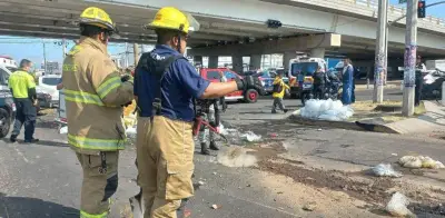 Tráiler sin frenos choca contra 8 vehículos en Aguascalientes
