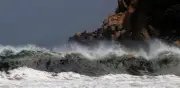 Alerta de mar de fondo en 6 estados del Pacífico con oleaje hasta de 2.5 metros