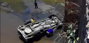Camioneta cae de puente en Guanajuato; familia sale ilesa