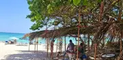 Extranjero cobra por sombra en playa de Yucatán sin permiso federal
