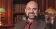 Horacio Beamonte firma documentos para rechazar tratamientos que prolonguen su vida