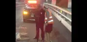 Influencer repara baches en Pachuca y policía lo apoya, no lo detiene
