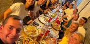 Isaac del Toro y Romina Hinojosa celebran fin del Tour de Francia con pizza