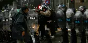 Manifestantes se enfrentan a la policía en Argentina por ley de propiedad privada