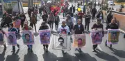 Padres de los 43 exigen condena contra Ángel Aguirre por videos