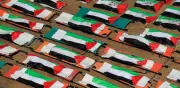 Palestinos entierran a 112 víctimas de bombardeo israelí de 2023 en Gaza