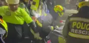 Rescatan con vida a joven tras 36 horas bajo escombros en Colombia